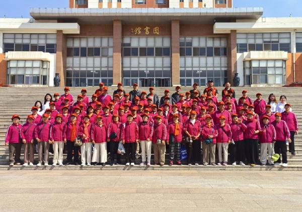 aa3044永利集团与东旺疃社区老年大学开展研学赏春活动